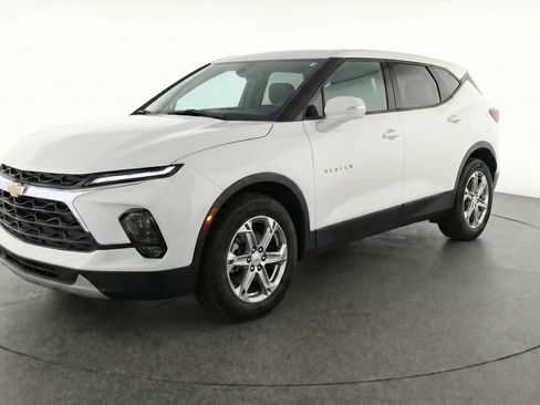 Used 2025 Chevrolet Blazer LT FWD image 3