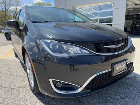 Used 2017 Chrysler Pacifica Touring-L Plus w/ Tire & Wheel Group image 13