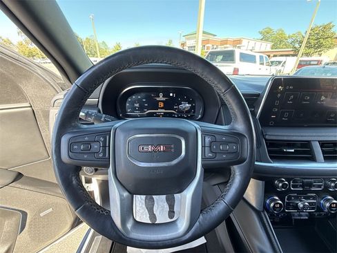 Used 2022 GMC Yukon XL SLT w/ SLT Premium Package image 14