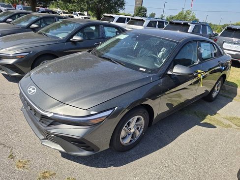 New 2025 Hyundai Elantra SE image 1