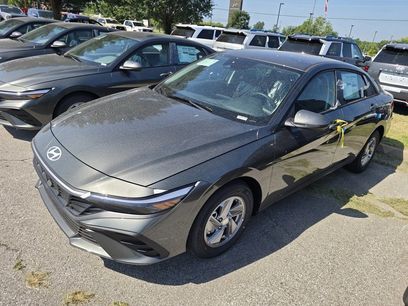 New 2025 Hyundai Elantra SE