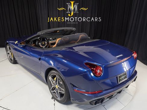 Used 2017 Ferrari California T RWD image 7