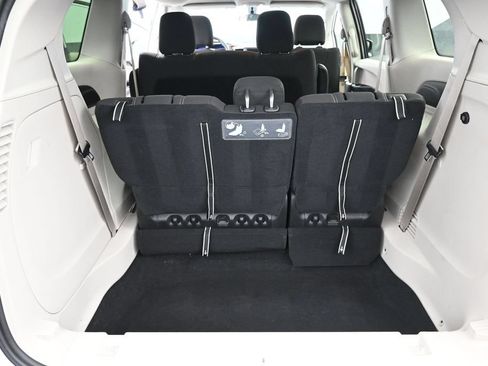 Used 2020 Chrysler Voyager L FWD image 15