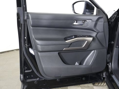 Used 2023 Nissan Pathfinder Platinum image 29