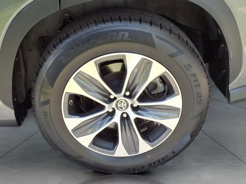 Certified 2024 Toyota Highlander XLE FWD image 31