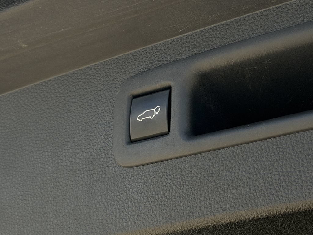 Used 2021 Toyota Highlander XLE FWD image 30