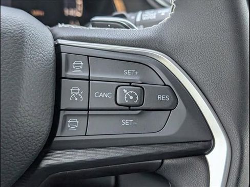 Used 2025 Jeep Grand Cherokee Altitude AWD/4WD image 15