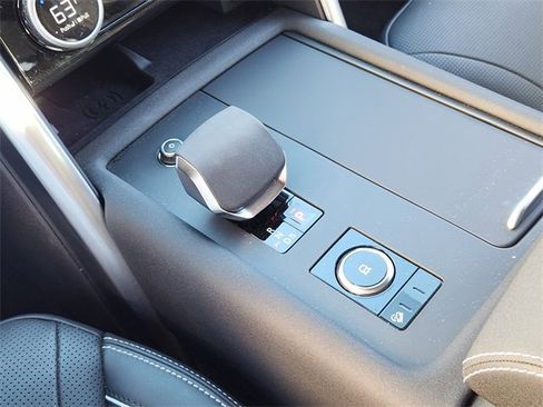 Used 2024 Land Rover Discovery Dynamic SE image 19