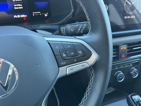 Certified 2022 Volkswagen Taos SE image 39