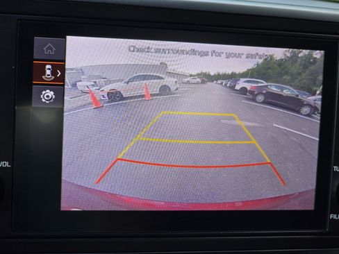 Used 2023 Kia Carnival LX FWD image 19