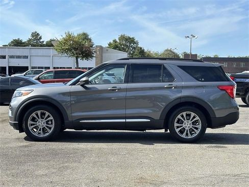 Used 2022 Ford Explorer XLT w/ Equipment Group 202A image 2
