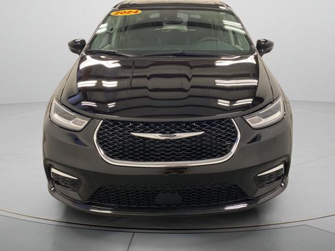 Used 2024 Chrysler Pacifica Limited FWD image 10