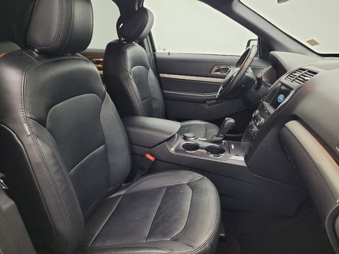 Used 2018 Ford Explorer XLT w/ Equipment Group 202A AWD/4WD image 21