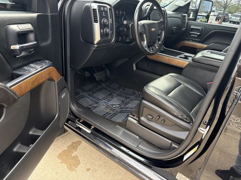 Used 2018 Chevrolet Silverado 1500 LTZ w/ LTZ Plus Package AWD/4WD image 12