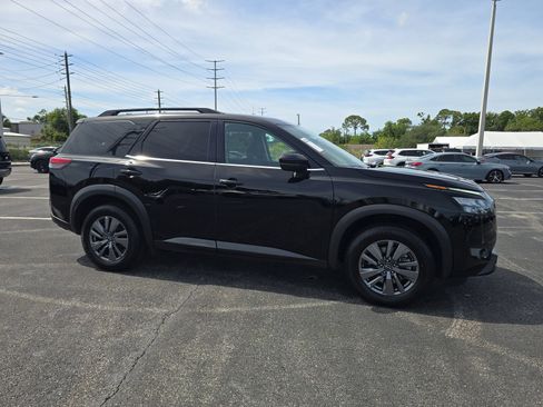 Used 2024 Nissan Pathfinder SV AWD/4WD image 2