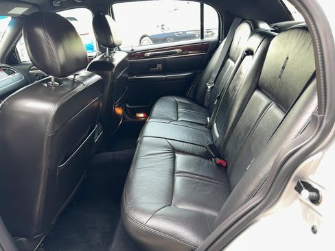 Used 2009 Lincoln Town Car Signature Limited RWD image 13
