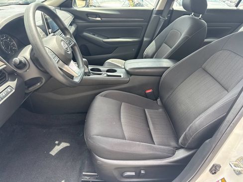 Used 2025 Nissan Altima 2.5 SV FWD image 9
