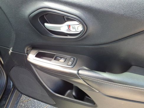 Used 2014 Jeep Cherokee Limited w/ Technology Group FWD image 6