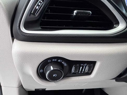Used 2022 Chrysler Pacifica Touring-L FWD image 21