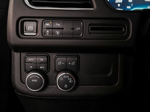 Used 2022 Chevrolet Suburban RST w/ Sport Performance Package image 21