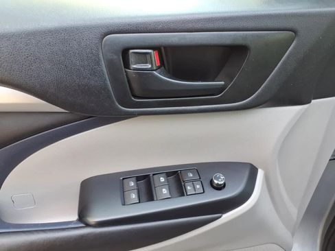 Used 2016 Toyota Highlander LE FWD image 15
