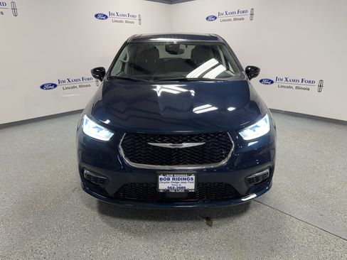 Used 2024 Chrysler Pacifica Touring-L image 2