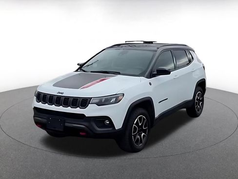 Used 2025 Jeep Compass Trailhawk image 4