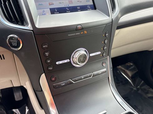Used 2020 Ford Edge Titanium FWD image 23