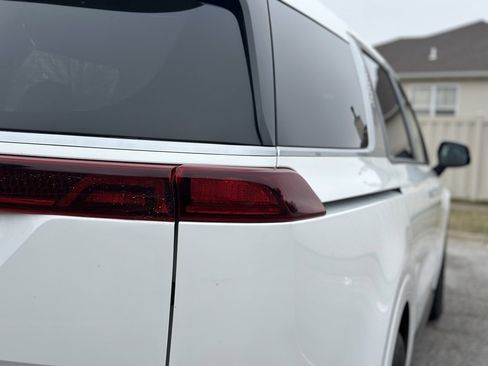 Used 2022 Kia Carnival LX image 11