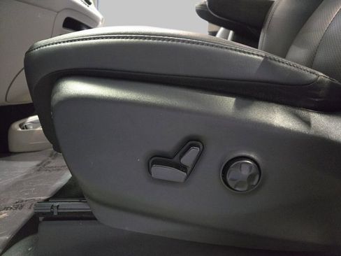 Used 2024 Chrysler Pacifica Touring-L image 28