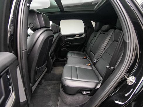 Used 2025 Porsche Cayenne AWD/4WD image 18