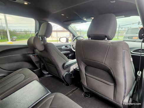 Used 2024 Chrysler Pacifica Touring FWD image 29