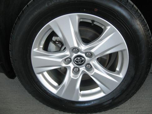 Used 2020 Toyota RAV4 XLE w/ Convenience Package image 26