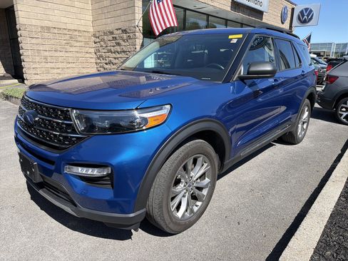 Used 2023 Ford Explorer XLT w/ Equipment Group 202A AWD/4WD image 3
