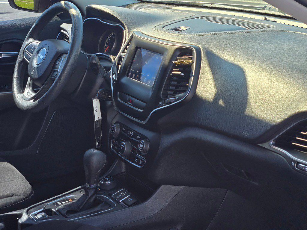 Used 2020 Jeep Cherokee Latitude AWD/4WD image 8