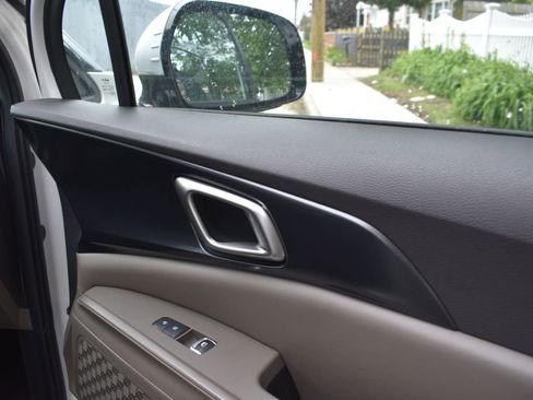 Used 2025 Kia Carnival FWD image 22