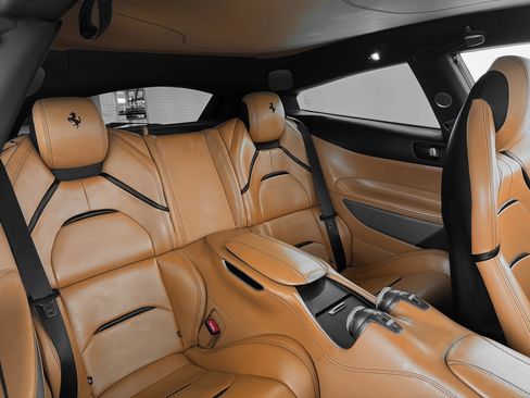 Used 2018 Ferrari GTC4Lusso T image 30