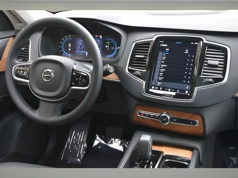 Used 2024 Volvo XC90 T8 Plus w/ Protection Package Premier AWD/4WD image 21