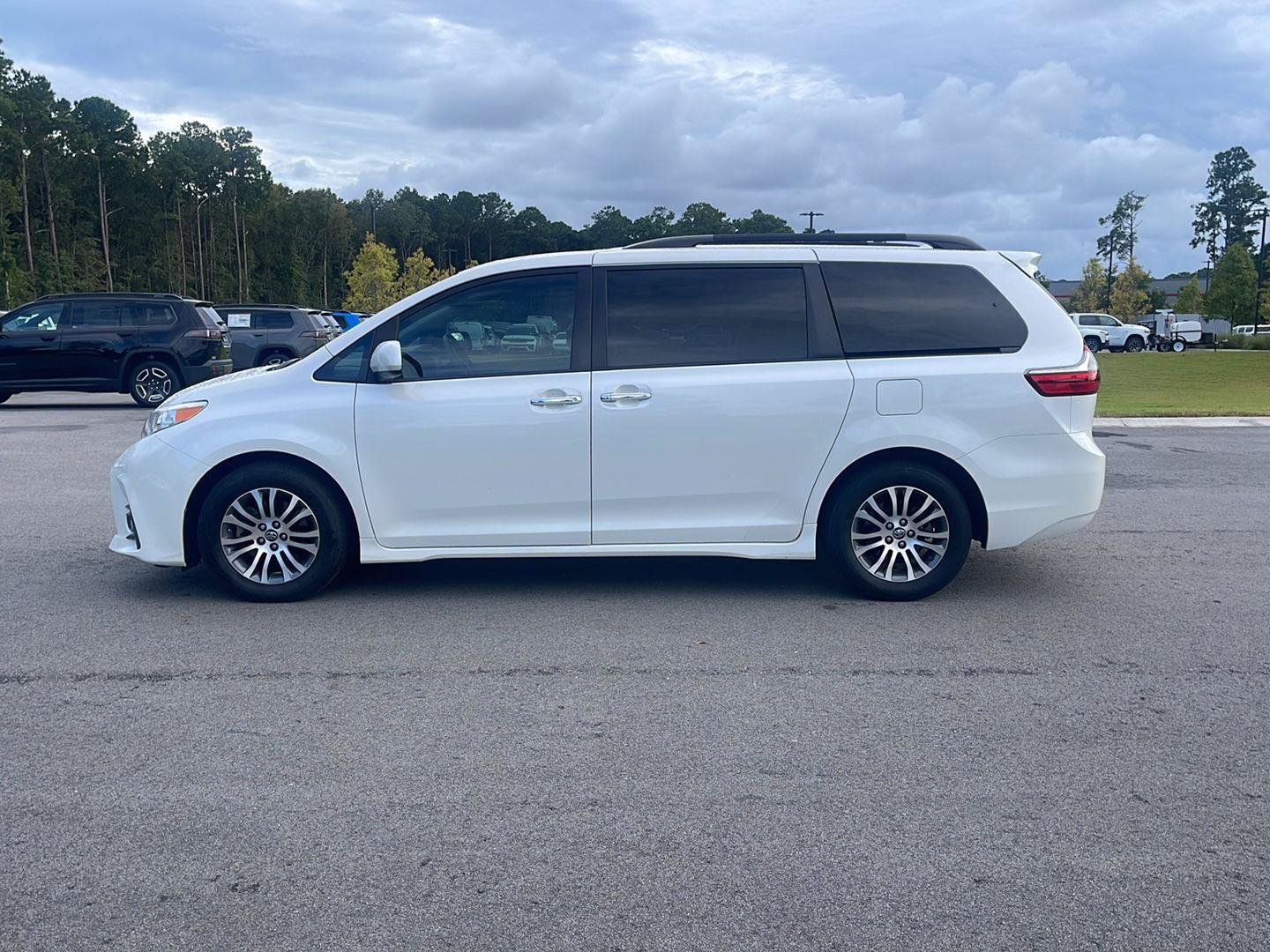 Used 2020 Toyota Sienna XLE w/ XLE Navigation Package FWD image 4