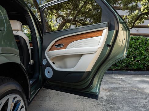 Used 2023 Bentley Bentayga Extended Wheelbase AWD/4WD image 19
