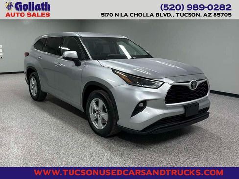Used 2021 Toyota Highlander LE FWD image 1