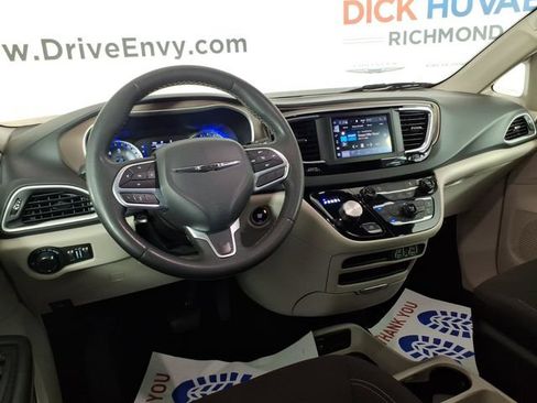Used 2023 Chrysler Voyager LX FWD image 10