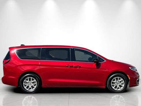 Used 2025 Chrysler Pacifica Select FWD image 3
