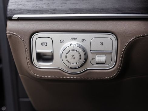 Used 2025 Mercedes-Benz GLS 580 4MATIC image 10