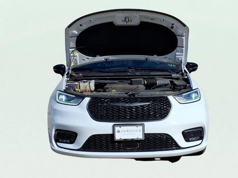 Used 2025 Chrysler Pacifica Limited image 28