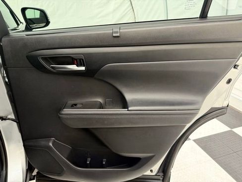 Used 2021 Toyota Highlander XLE image 24