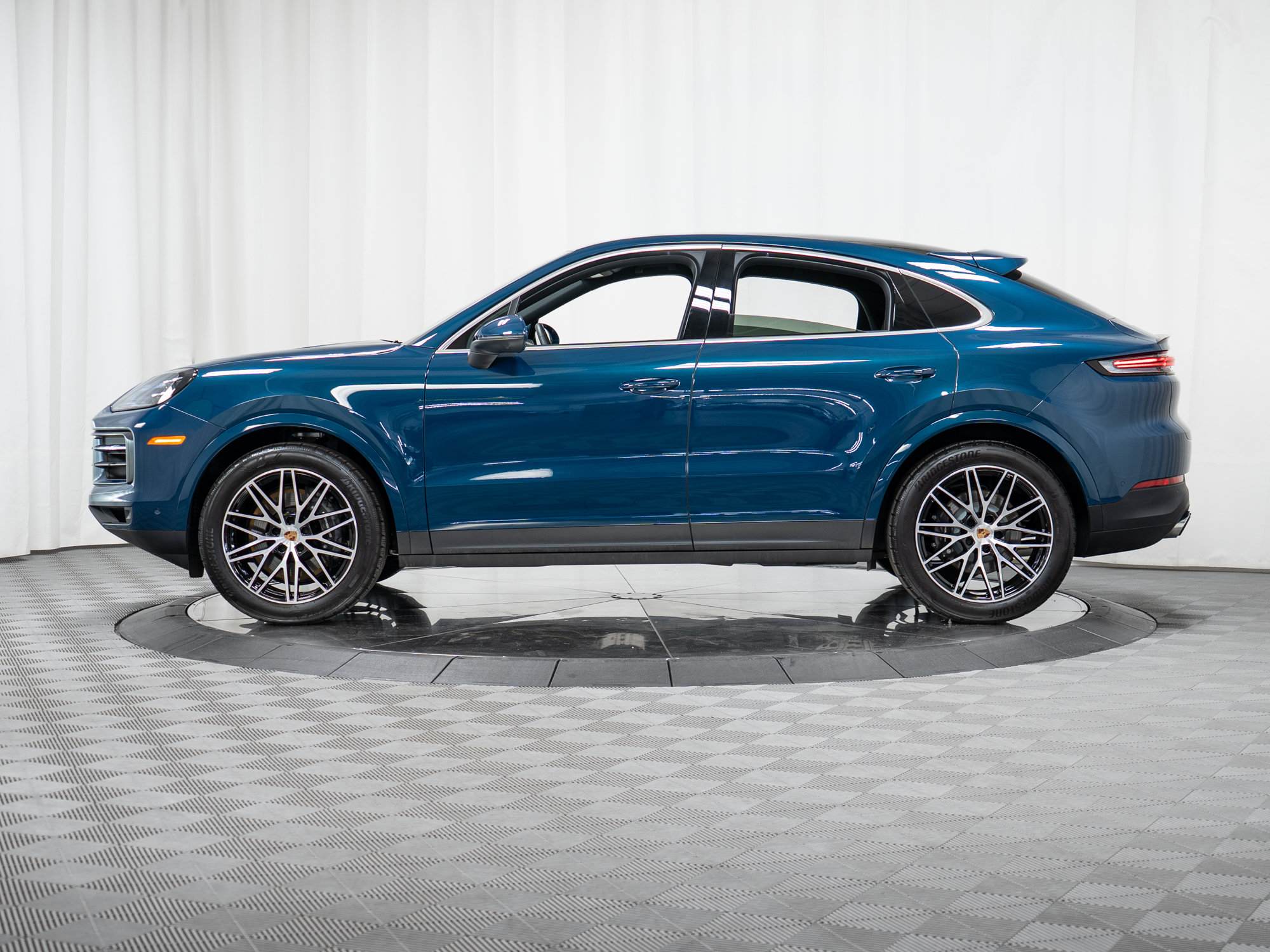 Certified 2026 Porsche Cayenne Coupe AWD/4WD image 33