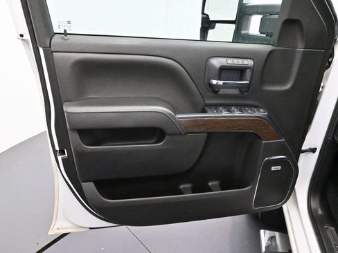 Used 2019 GMC Sierra 2500 Denali w/ Duramax Plus Package AWD/4WD image 9