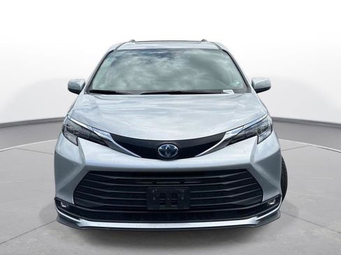 Certified 2025 Toyota Sienna XLE FWD image 3
