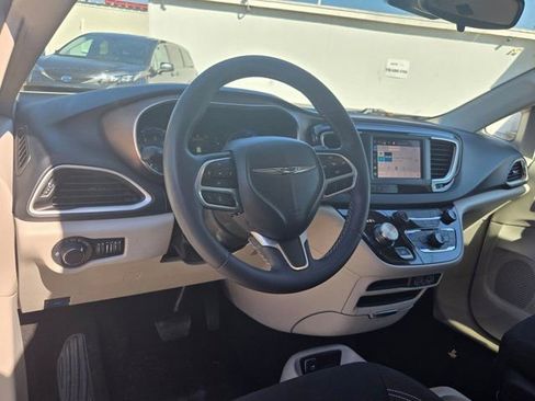 Used 2023 Chrysler Voyager LX image 15